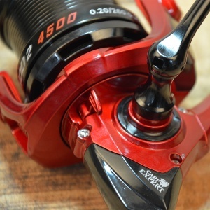 Mulinetă feeder Carp Expert Uni Method 2 4500 cu tambur metalic și clips rotund.