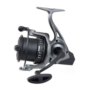 Mulinetă Formax Aries Long Cast 6500 – Vedere de profil evidențiind tamburul long cast din aluminiu, clipsurile metalice duble și manivela de forță pentru control total.