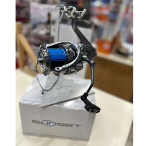 Mulineta Sunset UFO Surf SW 12000 FD Long Cast cu Worm Shaft, 6+1 rulmenți inox și frână de 15 kg pentru lanseuri lungi.
