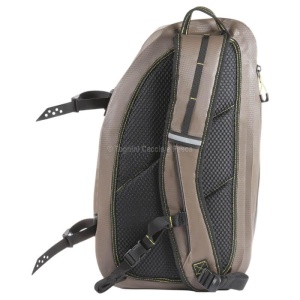 Rucsac Trabucco Seal Storm Sling Pack 20L – rucsac impermeabil tip sling, cu acces lateral rapid și organizare eficientă, ideal pentru spinning, street fishing și pescuit în mișcare.