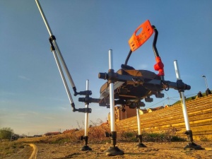 Scaun FilFishing FilexFeeder – Kit complet cu braț telescopic montat, picioare de 100cm și husă de transport inclusă