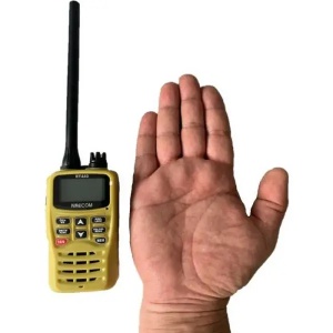 Statie VHF portabila Navicom RT440 6W compacta cu radio FM integrat etanseitate IPX7 si tehnologie WDT