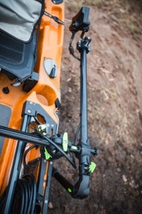 Suport Sondă Sonar Railblaza HEXX Live Pole 30 – Sistem articulat profesional pentru sonde de scanare live, dotat cu indicator de direcție și rotație completă la 360°.