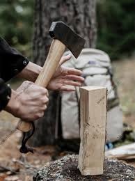 Topor Marttiini Trekking Axe 1031020 – Instrument compact de bushcraft cu lamă din oțel carbon, mâner din lemn de frasin și teacă de protecție din piele.