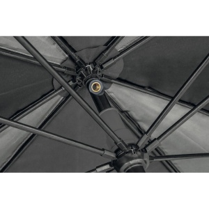 Umbrelă profesională pentru pescuit staționar Trabucco GNT Match PE cu diametrul de 250cm, realizată din material impermeabil cu cusături termosudate, spițe elastice din fibră de sticlă de 8mm, bară de oțel și kit complet de cuie și sfori de ancorare incl