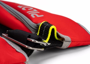 Vestă de salvare autogonflabilă roșie cu ham integrat certificat ISO 12401 Plastimo Pilot 165 pentru ambarcațiuni.