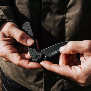 Briceag Marttiini Black 7 Folding Knife – Lamă de 7cm din oțel cromat, sistem de blocare liner lock și mâner durabil din compozit G10 cu clip de prindere.