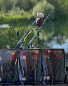 Carlige crap PB Products Surudoi Talon Claw PTFE din otel japonez forjat cu curbura unghiulara si varf beaked point pentru monturi profesionale.