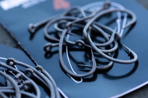 Carlige Korda Essentials Kurv X Barbed 10 buc din sarma forjata X-Strong cu tija curbata si ochet la 28 de grade.