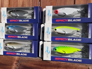 Cicadă Spinmad Spicy Blade King 7.2cm 24g – detaliu sistem de reglaj cu 3 puncte și ancore VMC.