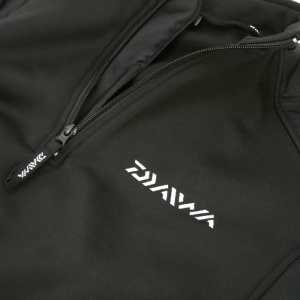 Costum fleece termic Daiwa Sleepskin Black And Red cu umeri căptușiți și încălzitor pentru gât.