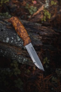Cutit Helle Gaupe 12C27 cu lama inox de 107mm si maner din mesteacan buclat, livrat cu teaca din piele naturala