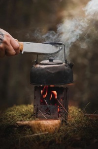 Cutit Helle Nord full tang cu lama Sandvik 14C28N de 147mm si maner din mesteacan buclat, livrat cu teaca din piele naturala.