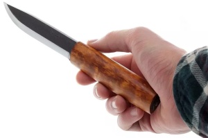 Cuțit Helle Viking – Model istoric robust cu lamă de 110mm din oțel carbon triplu laminat, finisaj rustic și mâner din mesteacăn curly.