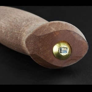 Cutit Marttiini Lynx Lumberjack Carbon cu lama de 100mm din otel carbon si maner din mesteacan colorat, livrat cu teaca din piele naturala.