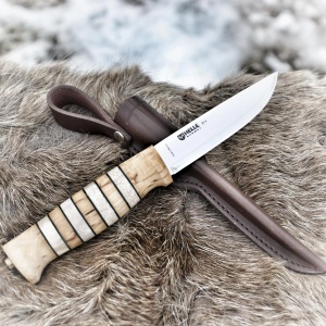 Cuțit Vânătoare Helle Arv – Instrument tradițional norvegian cu lamă de 87mm din oțel triplu laminat, mâner din mesteacăn și corn de cerb, însoțit de teacă din piele
