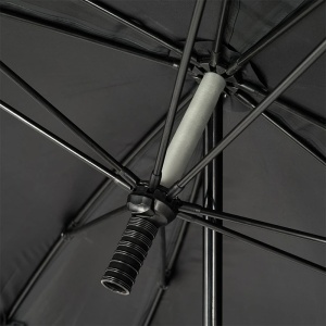 Umbrelă Pătrată Daiwa Square Umbrella 250cm – Detaliu structură flexibilă din fibră de sticlă, material 210D Nylon impermeabil și inele D pentru ancorare sigură pe mal.
