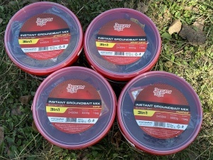 Găleată nadă Benzar Mix Instant Groundbait Set 3kg, cu nadă specifică și aditivi lichizi incluși, concepută pentru pescuit eficient la crap, amur, fitofag și method feeder.