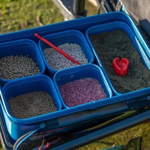 Geanta Nada Daiwa N'Zon Bait Protect System 42x12x25cm cu cele 5 cutii interioare detașate.