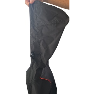 Jachetă impermeabilă de ploaie Benelli Black Rain negru cu glugă integrată și fermoare etanșe.