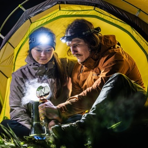 Lanternă frontală profesională Ledlenser H9R 2200 lumeni cu senzori inteligenți Adaptive Light Beam, lumină RGB și protecție IP67.