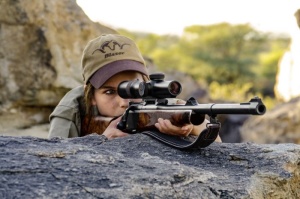 Luneta Blaser BJW 1–7x28 iC cu mărire reală 1x și punct iluminat inteligent IVD, concepută pentru vânătoare la goană și ținte în mișcare rapidă.