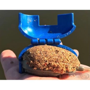 Matriță Cralusso Shell Method Mould cu arc central, pentru presare uniformă și armare rapidă a momitoarelor method feeder, indiferent de dimensiune.