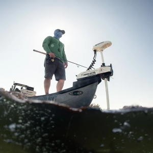 Motor electric alb de proovă Minn Kota Riptide PowerDrive 70lb 24V cu lungimea axului de 137cm și micro telecomandă wireless, alimentat la performanțe maxime de o baterie premium Litiu LiFePO4 Elker Solutions de 24V.