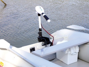Motor electric Haswing Osapian 40 lbs – vedere laterală, manetă telescopică și montaj pe oglinda bărcii