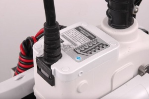 Motor trolling Haswing Cayman B 80lb GPS White – montaj pe prova, control wireless și funcție de ancorare electronică