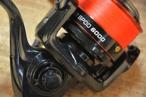 Mulineta Carp Expert Max2 Spod 6000 pentru nădire, cu tambur metalic cu două clipsuri, recuperare rapidă 120 cm pe tură și fir textil inclus.