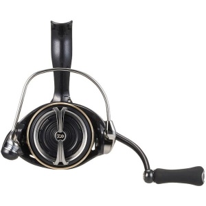 Mulinetă Daiwa 26 Freams LT – Detaliu de design modern cu finisaj argintiu-titan, evidențiind noul Airdrive Rotor și manivela ergonomică din aluminiu prelucrat mecanic.