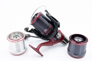 Mulineta Daiwa Emblem 45 SCW QD Type R – surfcasting profesional, 3 tamburi, SCW și frână Quick Drag pentru lansări extreme.