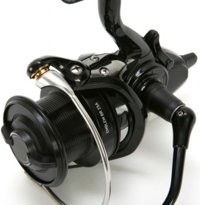 Mulineta Daiwa Emblem BR 25A free spool cu tambur 25 mm, long cast și recuperare peste 1 m pe tură, concepută pentru pescuit la distanță mare