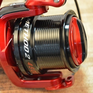 Mulinetă feeder Carp Expert Uni Method 2 4500 cu tambur metalic și clips rotund.