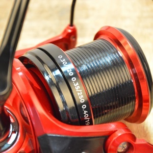 Mulinetă feeder Carp Expert Uni Method Long Cast 2 6500 cu tambur conic din aluminiu și frână rapidă.