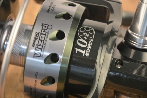 Mulinetă profesională pentru somn Wizard Monster 10000 – Echipament heavy-duty cu corp din aluminiu, rotor din carbon, 12 rulmenți, raport de recuperare 4.4:1, mâner CNC Super Hard și capacitate tambur 0.46mm/320m.