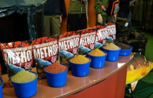Nada Benzar Mix Method Comercial 800g – nadă special creată pentru lacuri comerciale, cu micropelete și făinuri de pește grase, ideală pentru atragerea și selecția crapului mare pe iazuri private.