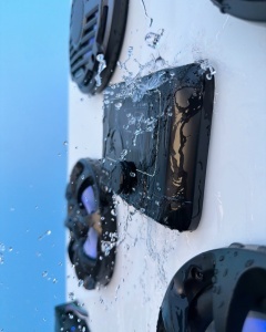 Unitate audio marină circulară Aquatic AV Santa Cruz CP7 – Player premium gauge-style, putere de vârf 280W pe 4 canale, conectivitate Bluetooth, control complet prin aplicație mobilă și certificare de etanșeitate IP65