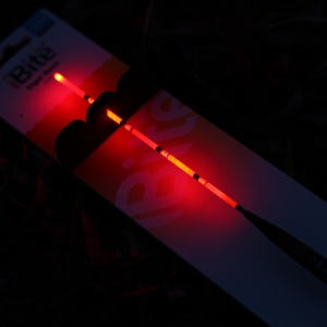 Plută culisantă cu LED iBite Cigar Neon Red, corp waggler stabil și antenă multicoloră cu LED roșu intens, alimentată cu baterie CR425 – soluție eficientă pentru pescuit nocturn
