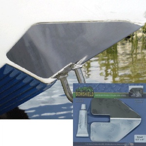Protecție de provă din inox mică Gator Guards BowShield 15.2 x 16.5 cm, din inox 316 cu finisaj oglindă și adeziv poliuretanic, ideală pentru protejarea etravei împotriva ancorei și rolelor peridocului.