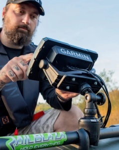 Suport Sonar Rotativ Reglabil Railblaza R-Lock R – Sistem articulat profesional pe 3 axe, ideal pentru ecrane de până la 1.5kg, dotat cu articulații blocabile R-Lock.