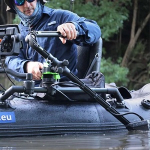 Suport Sondă Sonar Railblaza HEXX Live Pole 30 – Sistem articulat profesional pentru sonde de scanare live, dotat cu indicator de direcție și rotație completă la 360°.
