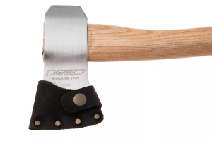 Topor Marttiini Trekking Axe 1031020 – Instrument compact de bushcraft cu lamă din oțel carbon, mâner din lemn de frasin și teacă de protecție din piele.