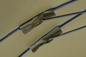 Umbrelă cu paravan Mivardi Session XL 220cm, ideală pentru protecție împotriva ploii, vântului și soarelui în sesiunile de pescuit.