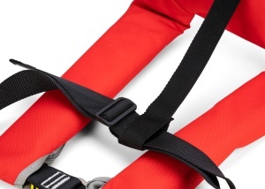 Vestă de salvare autogonflabilă roșie cu ham integrat certificat ISO 12401 Plastimo Pilot 165 pentru ambarcațiuni.