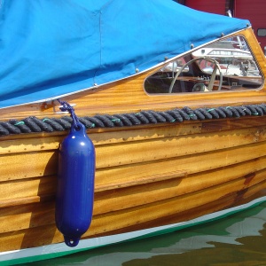 Gamă completă de baloane albastre de protecție pentru acostare Polyform seria G (modele de la G1 la G6), fabricate în Norvegia dintr-o singură bucată de PVC marin prin rotoformare, prevăzute cu nervuri de rigidizare longitudinale și ochiuri duble întărite