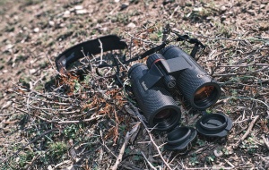 Bushnell Nitro 10×42 – ED Prime, prisme BaK-4 PC3, EXO Barrier, FMC, Ultra-Wideband Coating, IPX7, 695 g, 140 mm. Claritate excelentă în orice condiții.