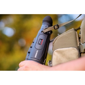 Binoclu termic profesional HIKMICRO HABROK PRO HX60LS cu senzor 1280×1024, NETD <15mK, telemetru laser 1000m și cameră 4K – performanță absolută zi și noapte.