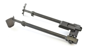 Bipod Sako TRG S5740495 M08 – suport tactic din oțel pentru Sako TRG 22/42, cu înălțime reglabilă 8–13 inch și centru de greutate coborât pentru stabilitate maximă.